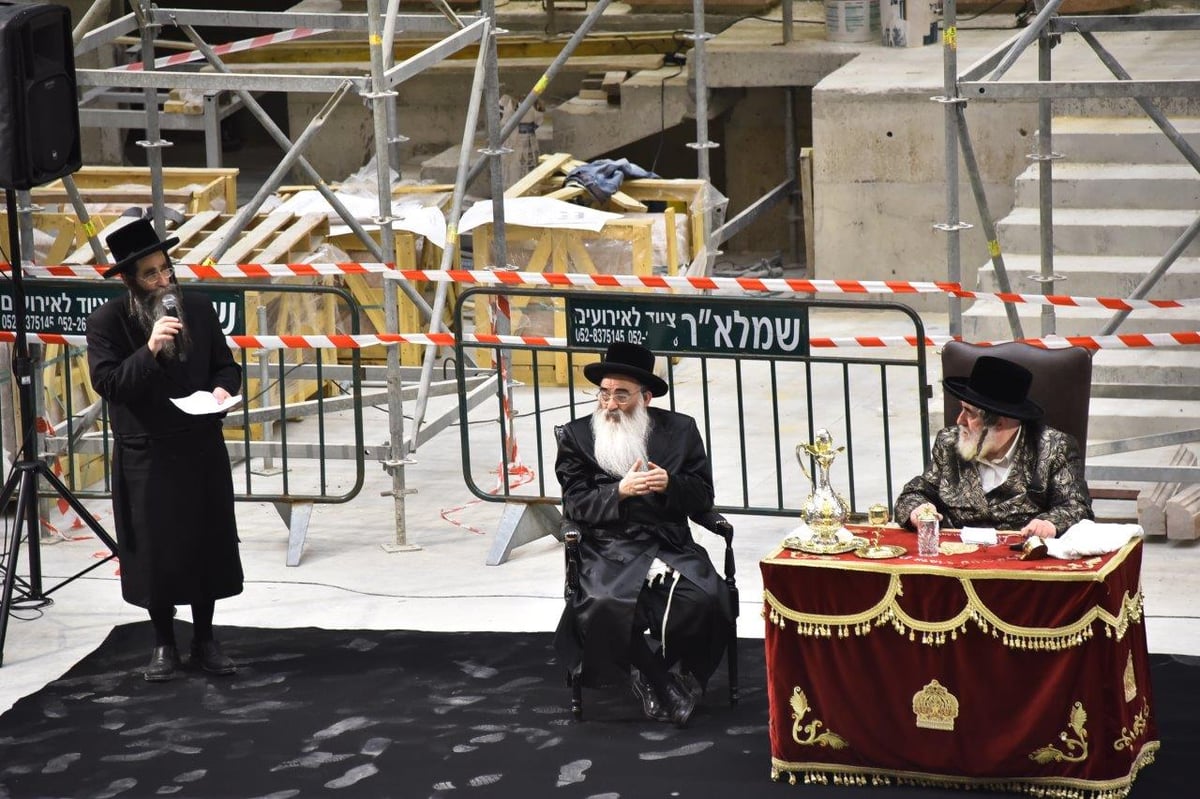 גלריה ויז'ניצאית: החסידים התכנסו למען המבנה החדש