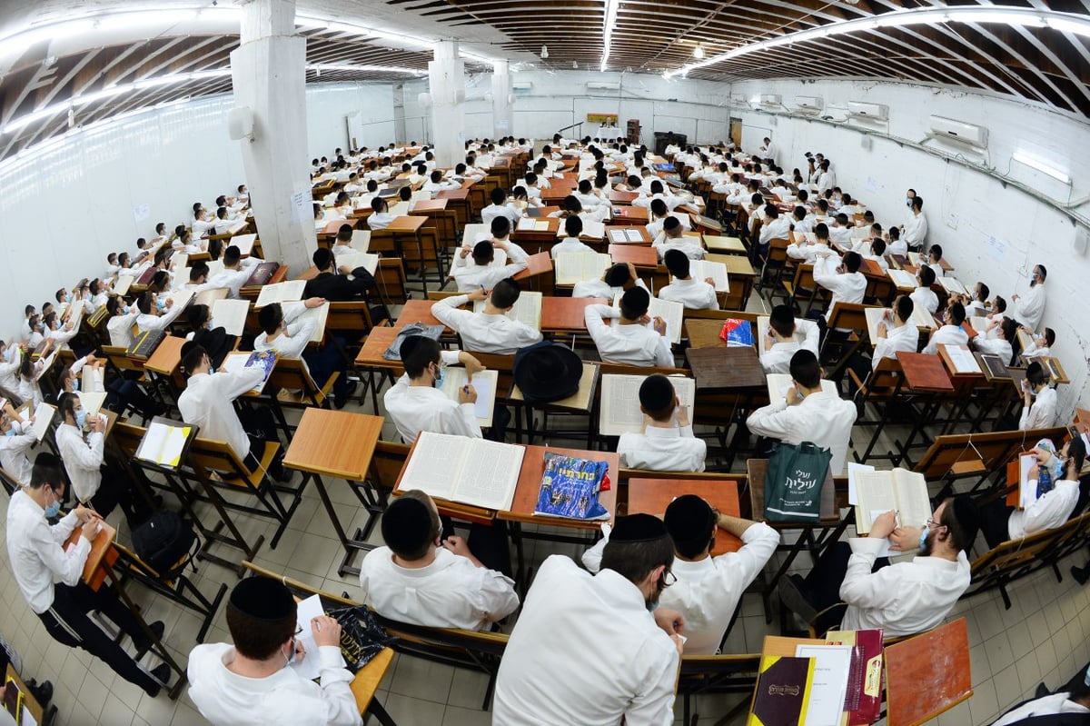 אחרי כחצי שנה: הגרי"ג אדלשטיין יצא מביתו לשיעור בישיבה