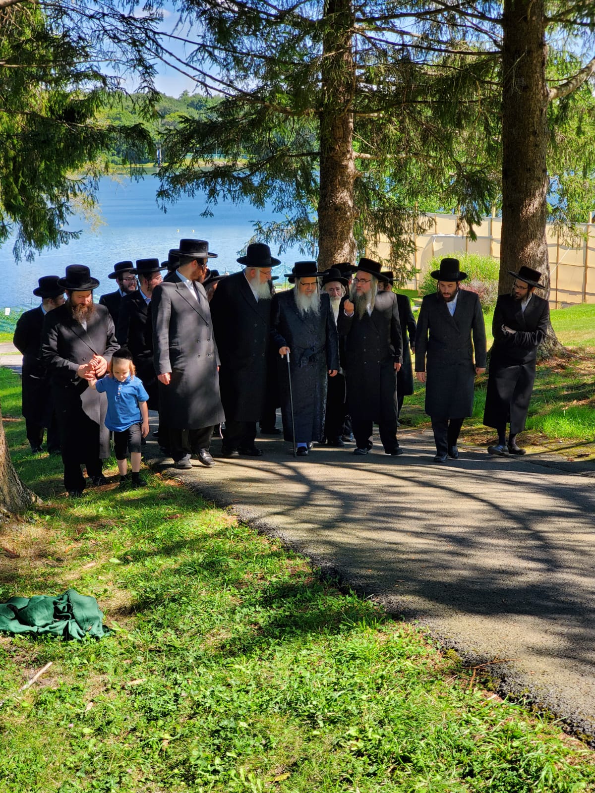 האדמו"ר מסאטמר ביקר במחנה הקיץ של בנות החסידות