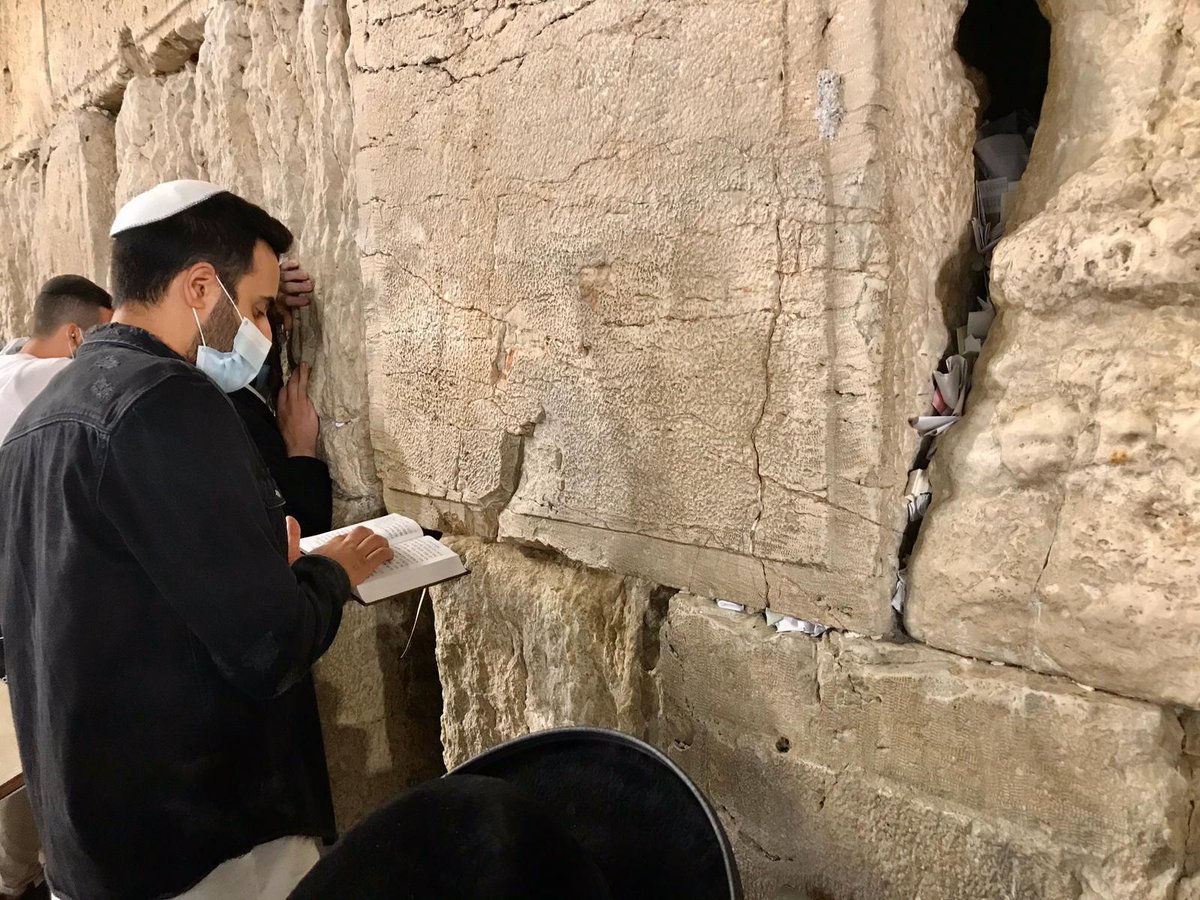 צפו בתיעוד: הזמר עידן יניב מבקש סליחה בכותל