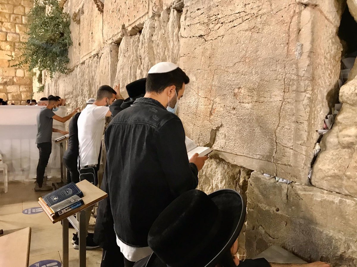 צפו בתיעוד: הזמר עידן יניב מבקש סליחה בכותל