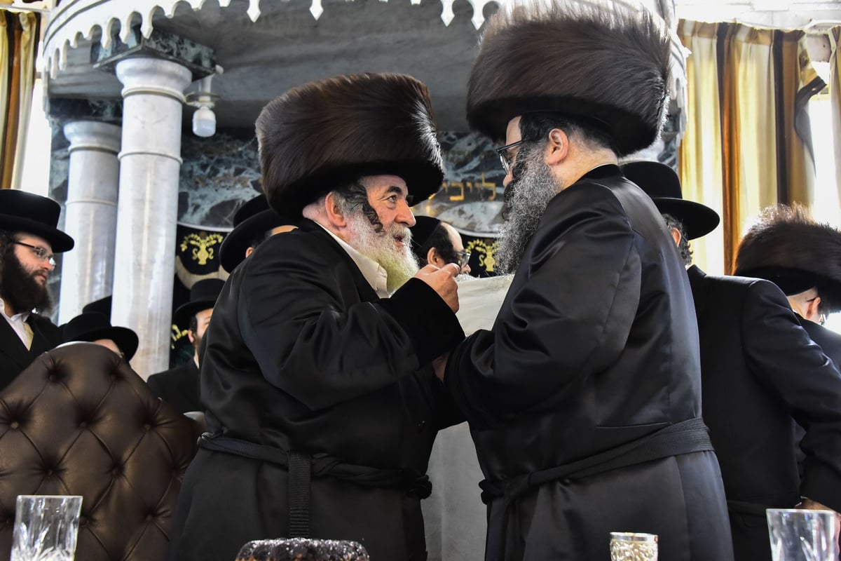 האדמו"ר מויז'ניץ בברית לנכד הרב מייזליש