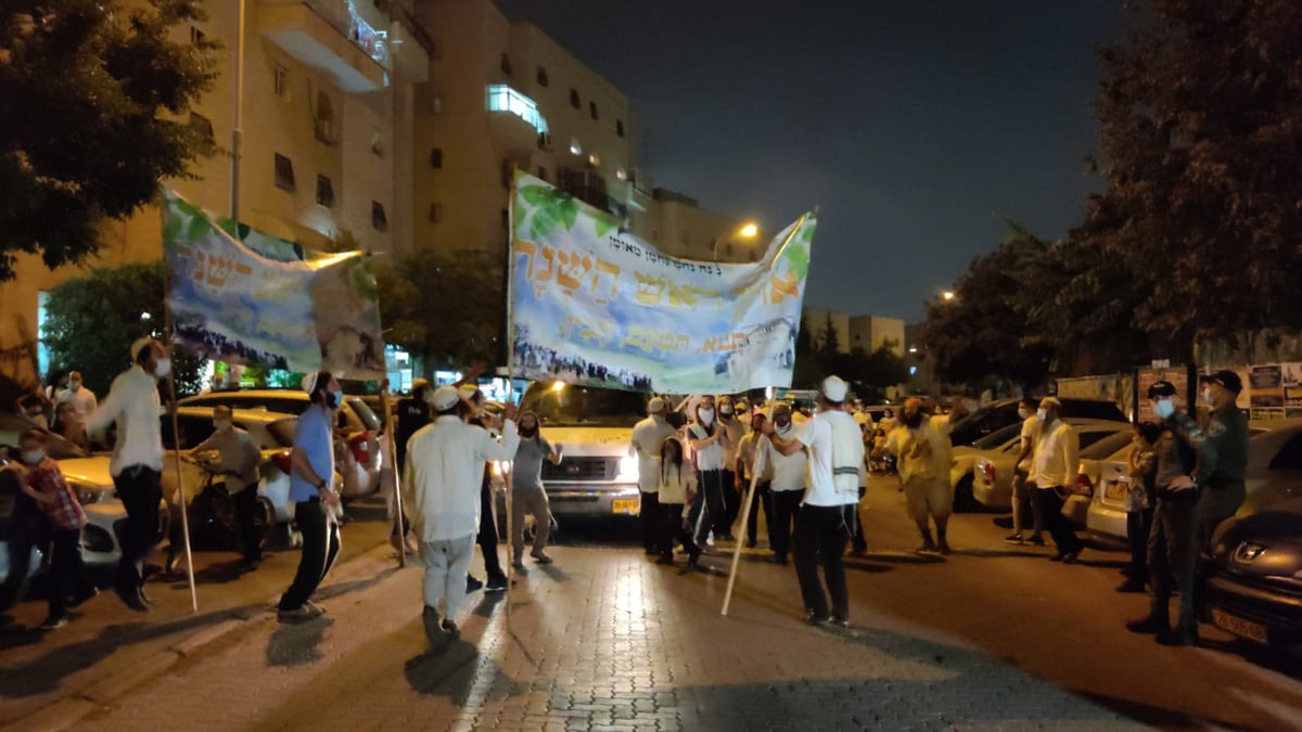 חסידי ברסלב מפגינים מתחת בית השר דרעי