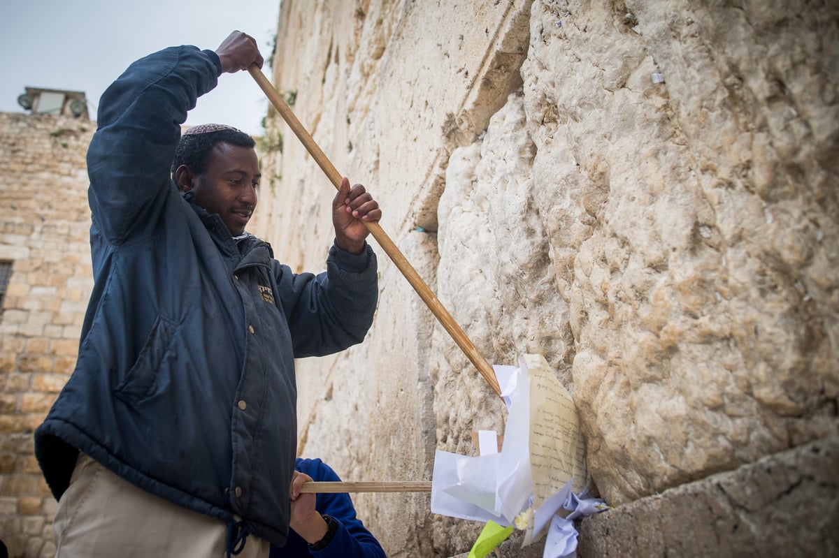 "שוטים גמורים" זרקו פתקים לקברו של מרן הגר"ע יוסף