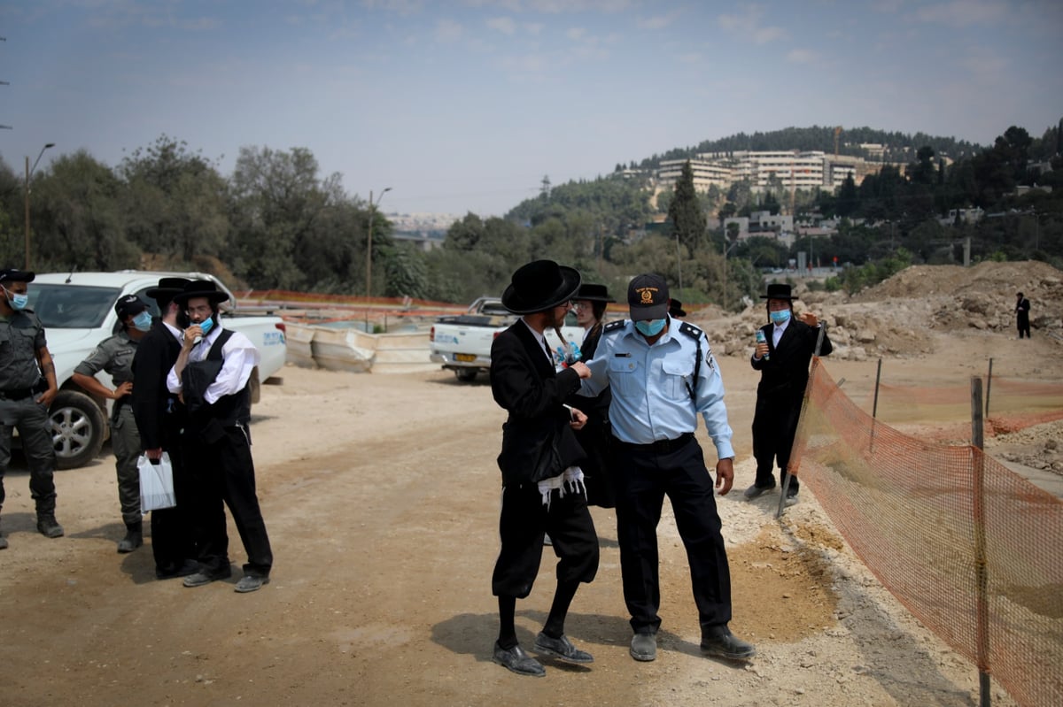 תיעוד מיוחד: כך הקיצוניים מפגינים ב'מוצא'