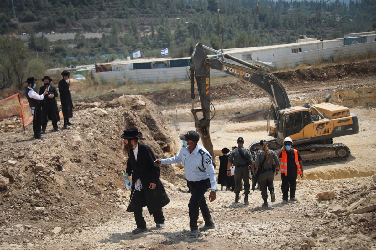 תיעוד מיוחד: כך הקיצוניים מפגינים ב'מוצא'