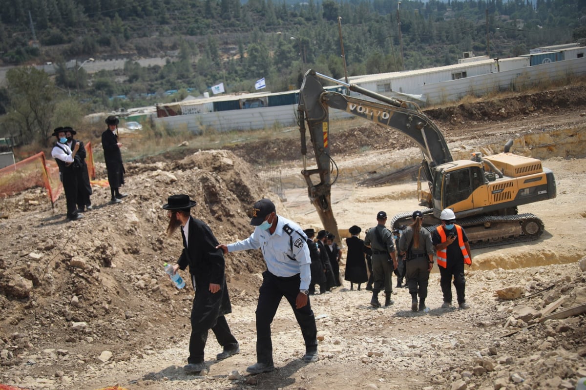 תיעוד מיוחד: כך הקיצוניים מפגינים ב'מוצא'