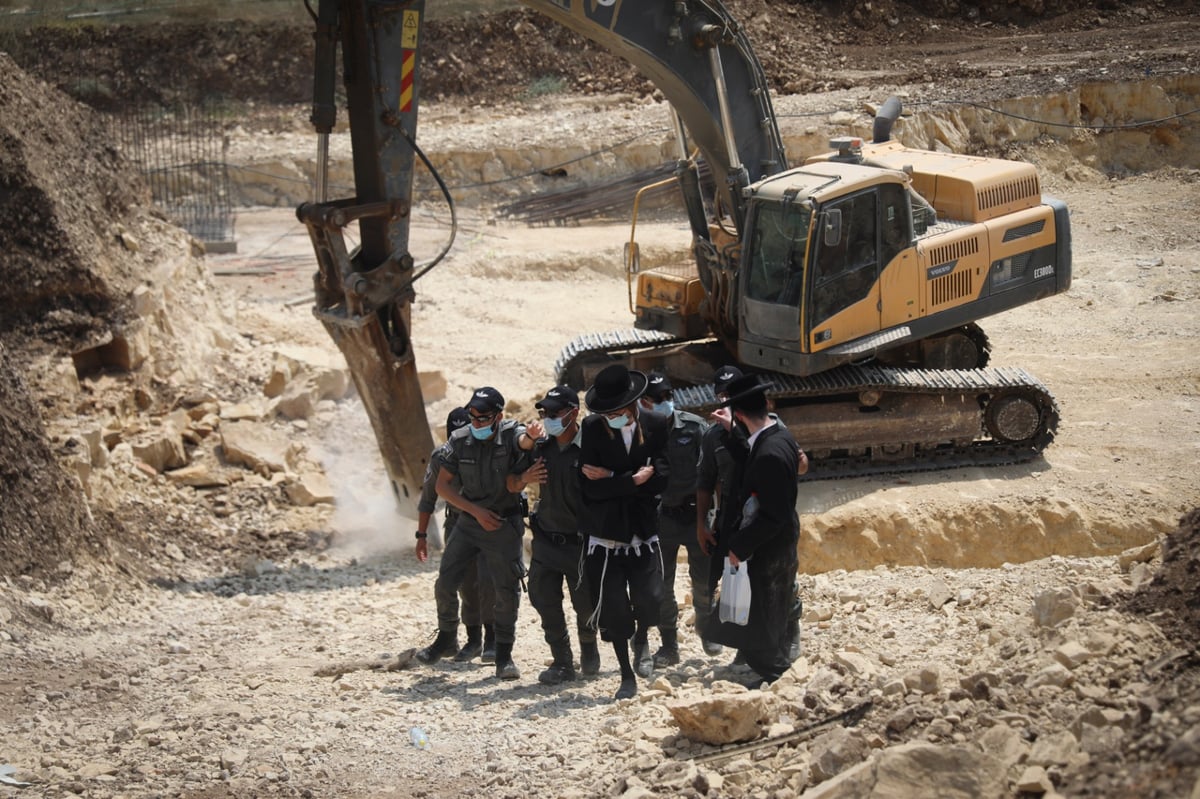 תיעוד מיוחד: כך הקיצוניים מפגינים ב'מוצא'