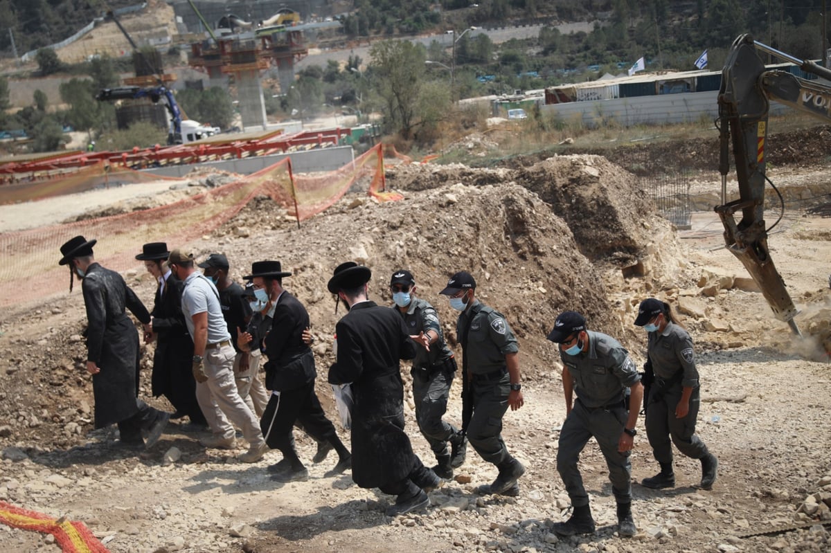 תיעוד מיוחד: כך הקיצוניים מפגינים ב'מוצא'