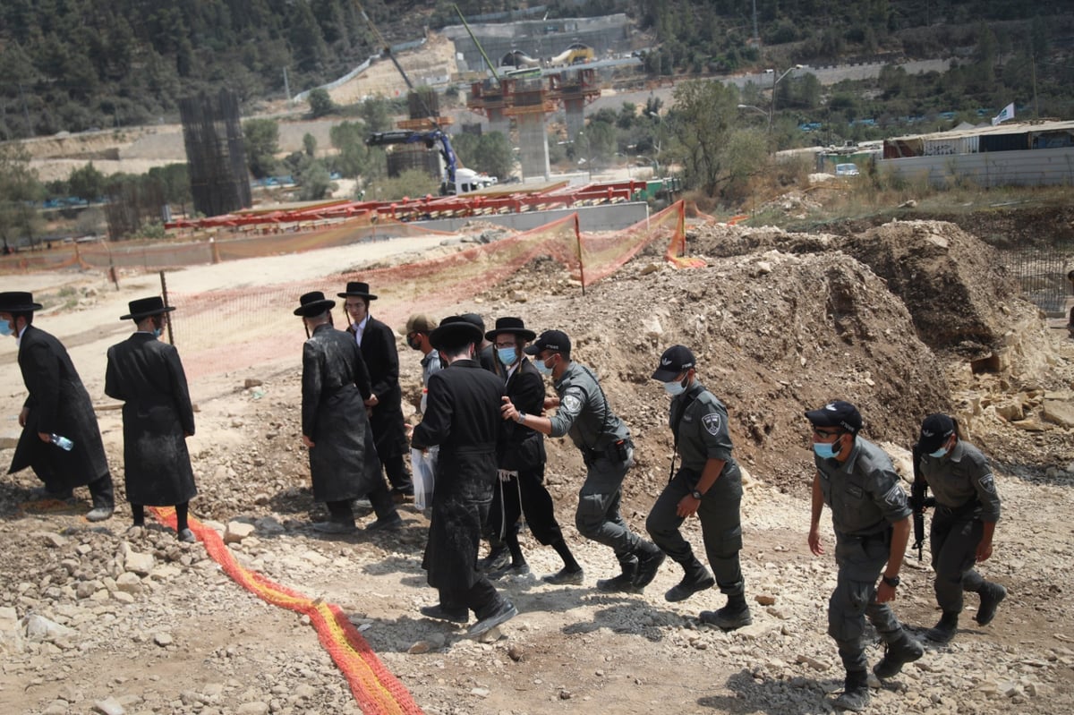 תיעוד מיוחד: כך הקיצוניים מפגינים ב'מוצא'