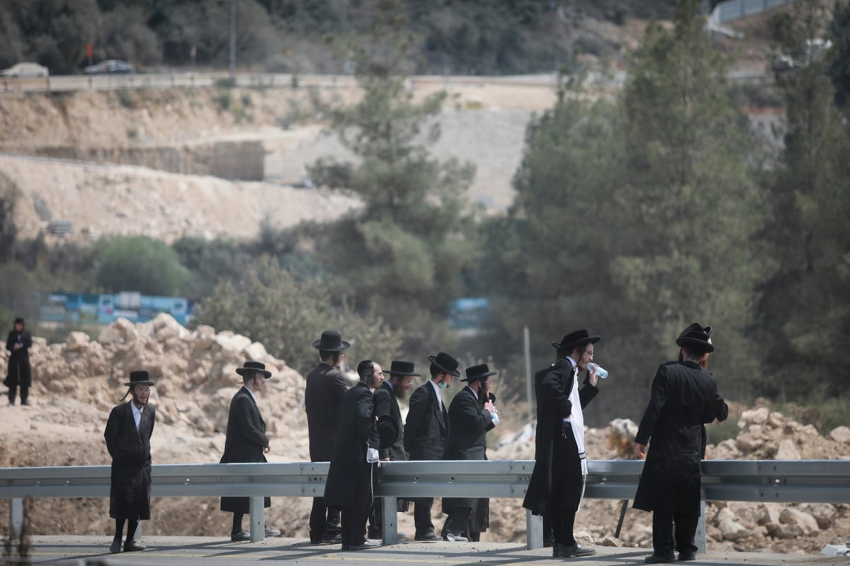 תיעוד מיוחד: כך הקיצוניים מפגינים ב'מוצא'