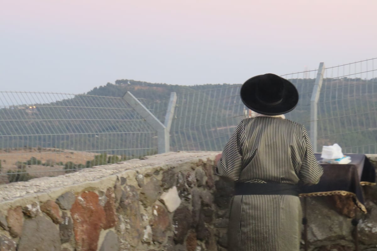 כשהאדמו"ר מתולדות אהרן לימד ילדים את אותיות הא-ב