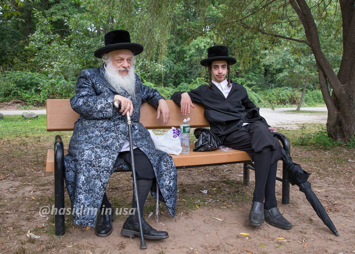 מדהים: האדמו"ר וילדי החמד האכילו ברווזים