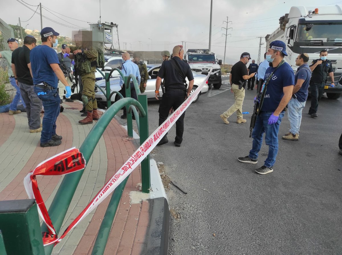 פיגוע דריסה: שוטר וחייל נפצעו; המחבל נורה