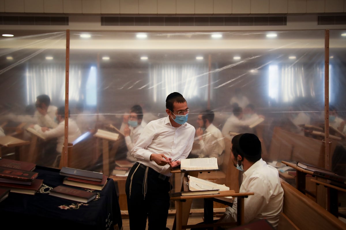 "מגנא ומצלא": לימוד התורה בישיבת קמניץ