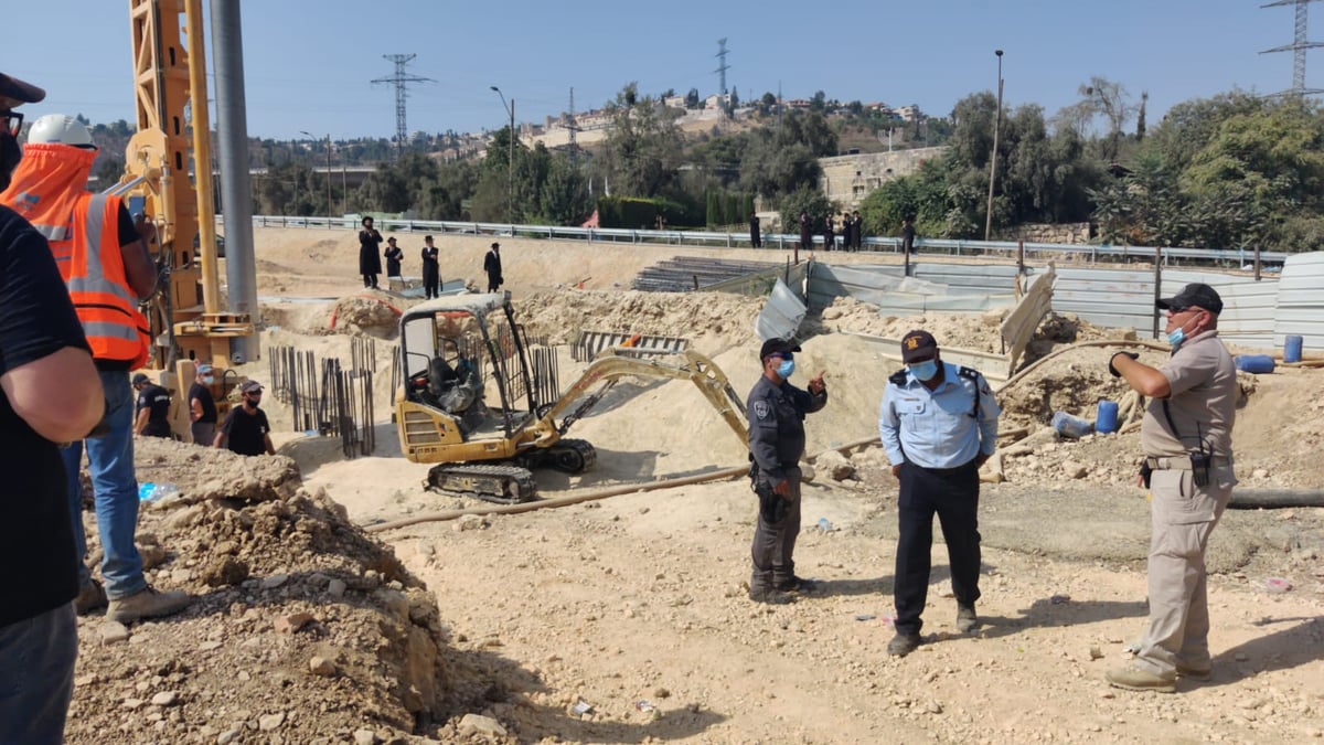 "שודדים!" • המפגינים עצרו חילול קברים. תיעוד