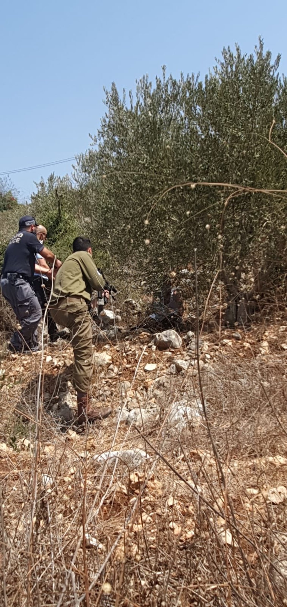 עם מסכה שחורה: ניסה לדקור חיילים, ונמלט