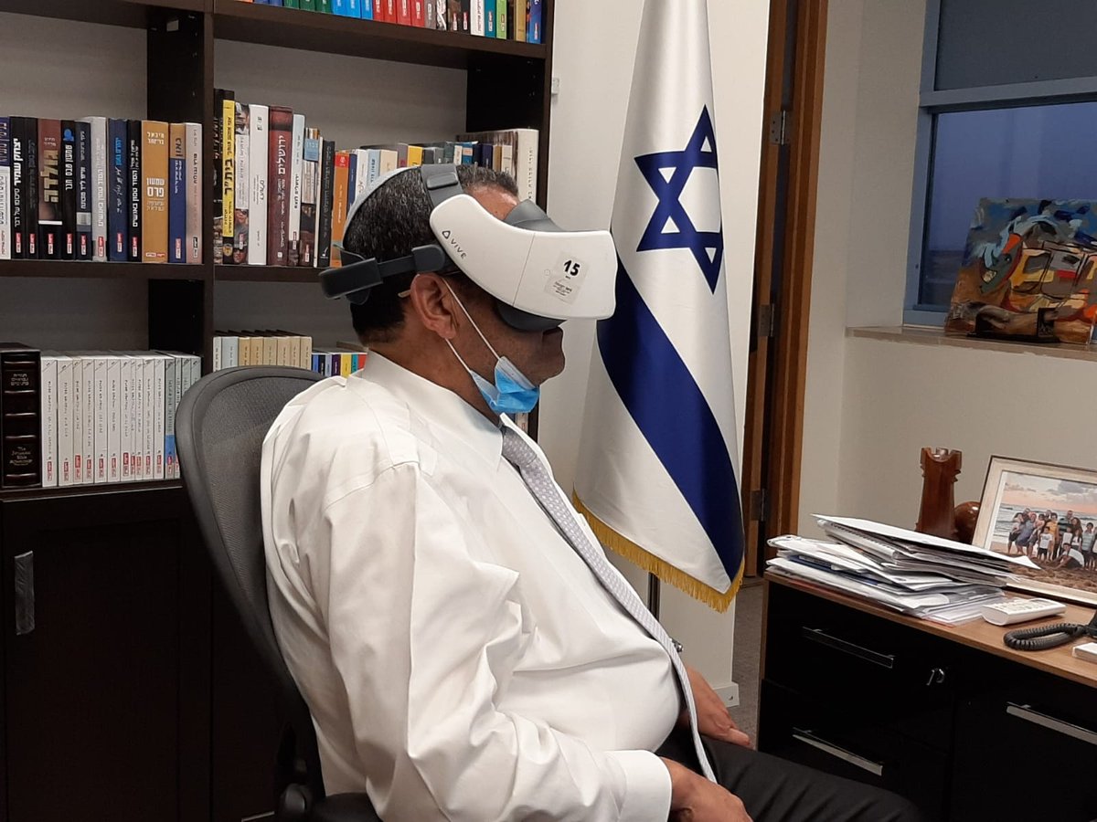 צפו: ליאון מסתכל על גדולי הדור במשקפי VR