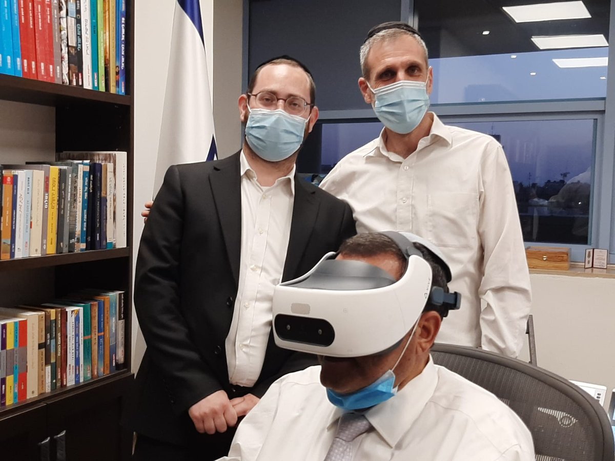 צפו: ליאון מסתכל על גדולי הדור במשקפי VR