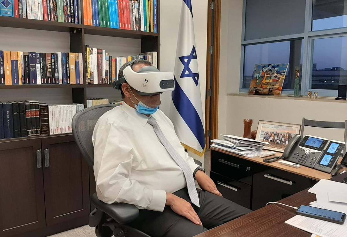 צפו: ליאון מסתכל על גדולי הדור במשקפי VR