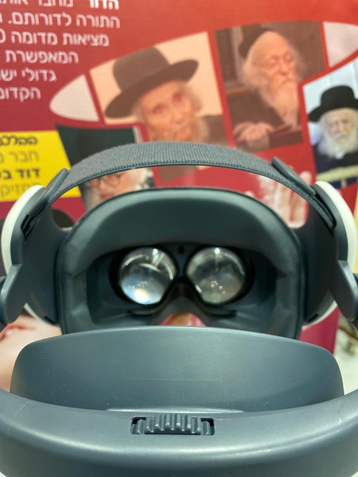 צפו: ליאון מסתכל על גדולי הדור במשקפי VR