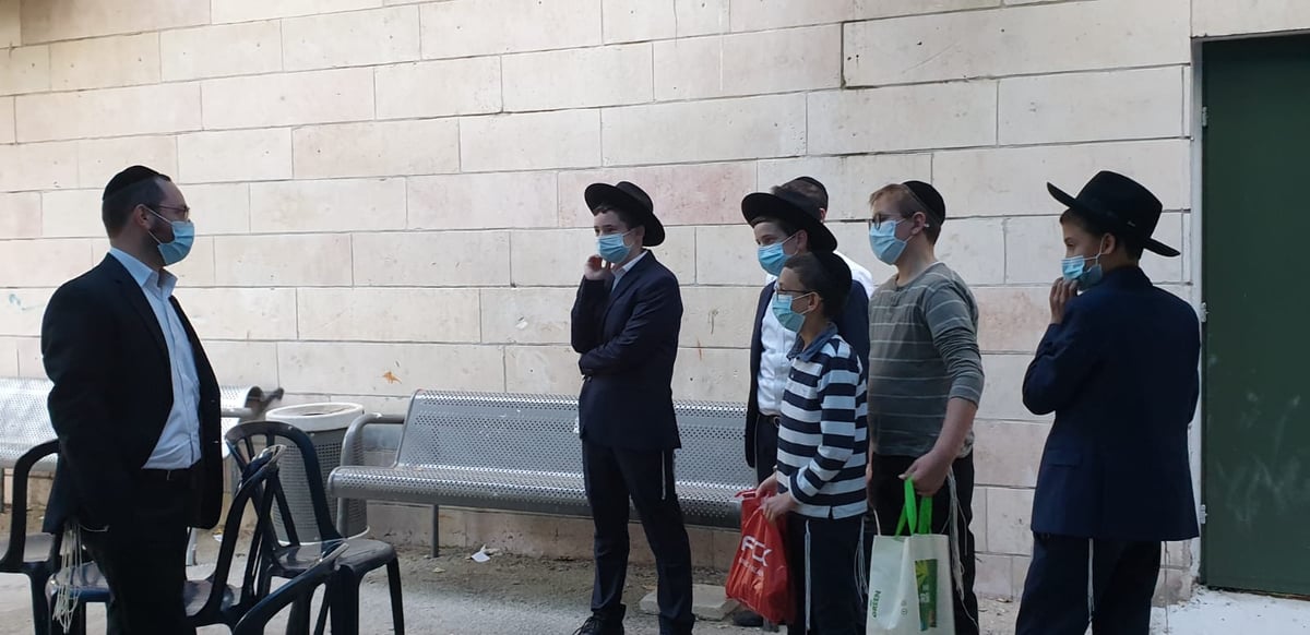 צפו: ליאון מסתכל על גדולי הדור במשקפי VR