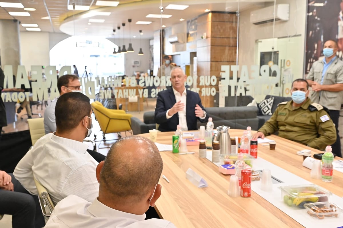 בני גנץ בכפר קאסם: "הוריתי לצה"ל לתגבר את הערים באלפי חיילים"