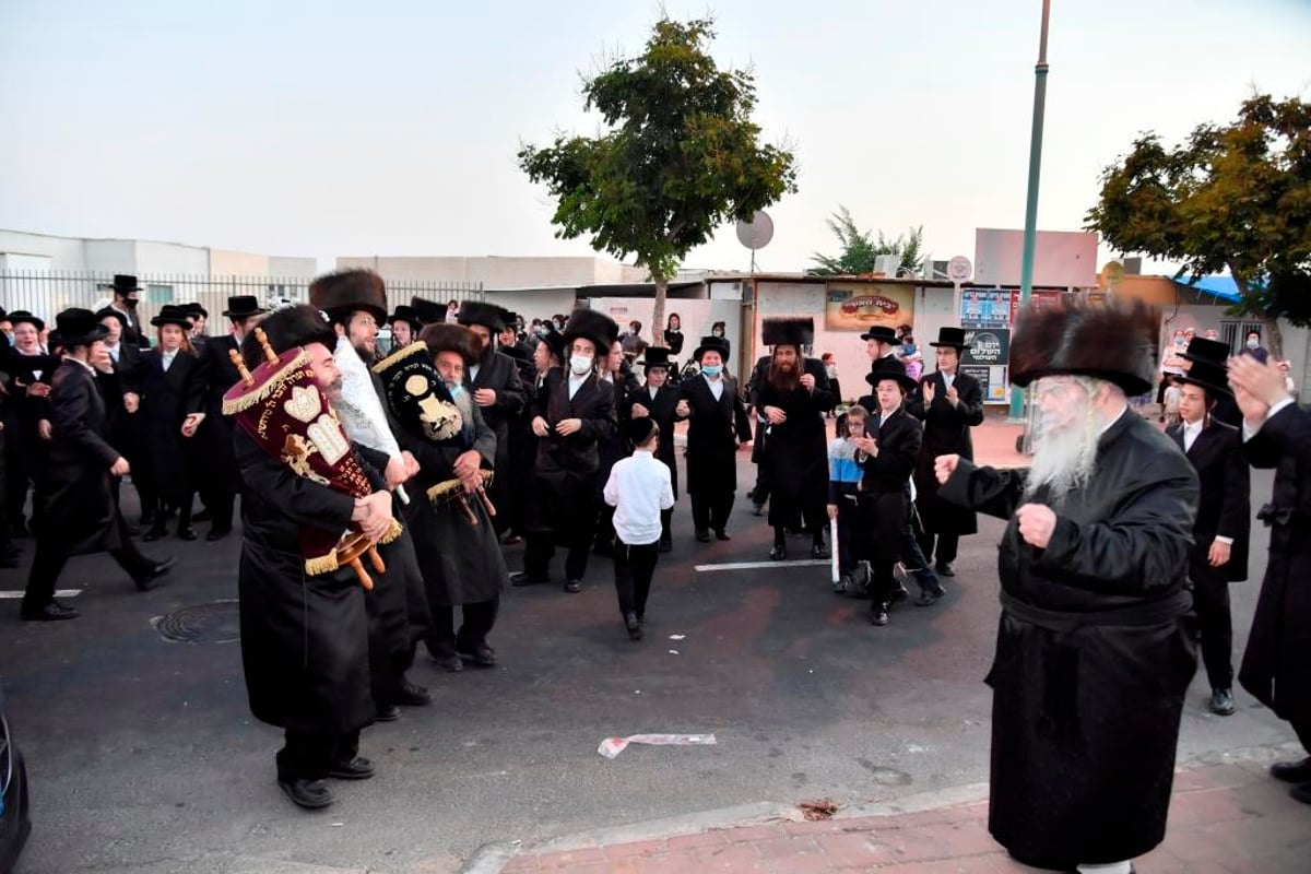 תיעוד: בקרעטשניף הכניסו ספר תורה חדש להיכל הישיבה באלעד