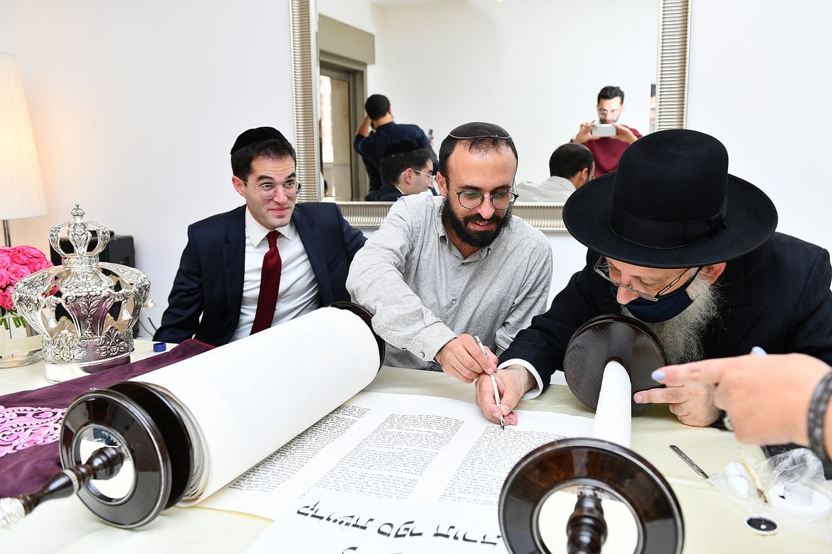 האב השכול הכניס ס"ת: "תחושות שקשה לתאר" • צפו