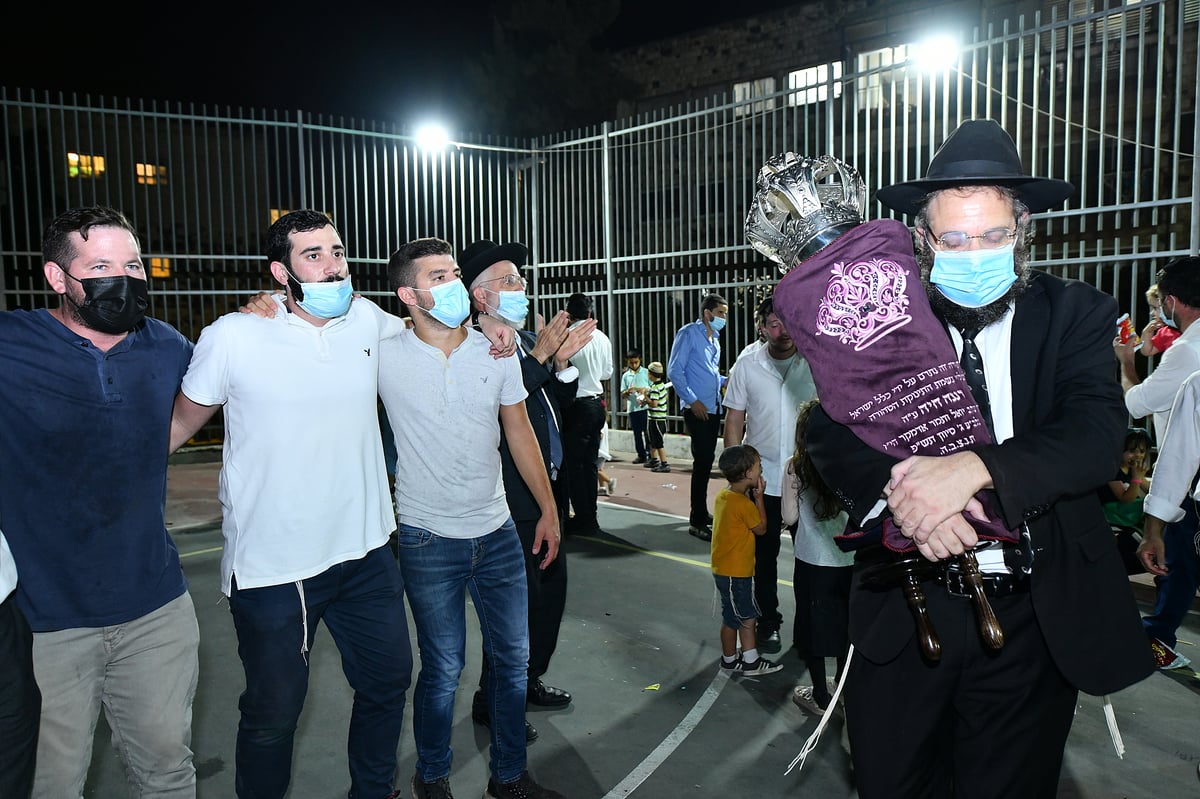 האב השכול הכניס ס"ת: "תחושות שקשה לתאר" • צפו