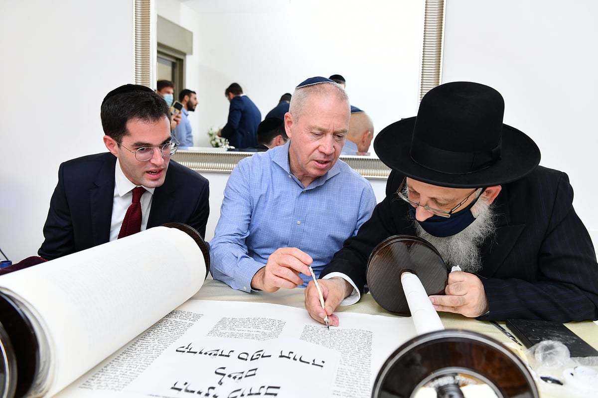 האב השכול הכניס ס"ת: "תחושות שקשה לתאר" • צפו