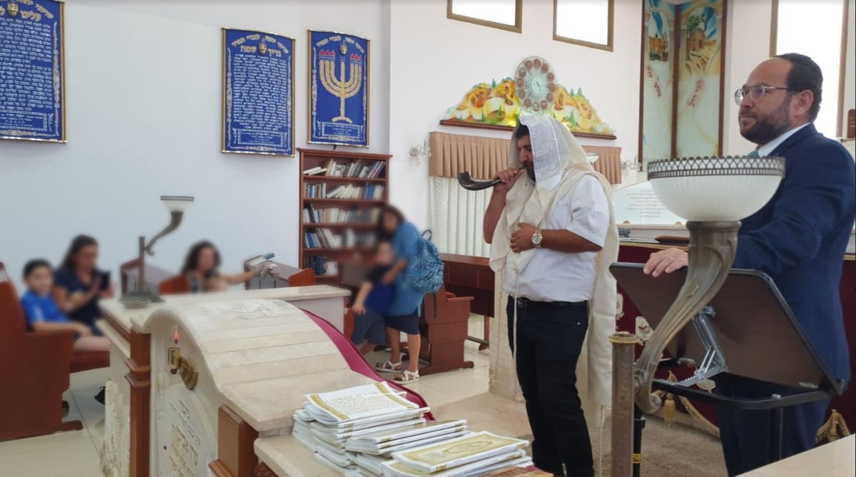 תקיעת שופר לילדי בית הספר פאר-צוּּר ללקויי תקשורת