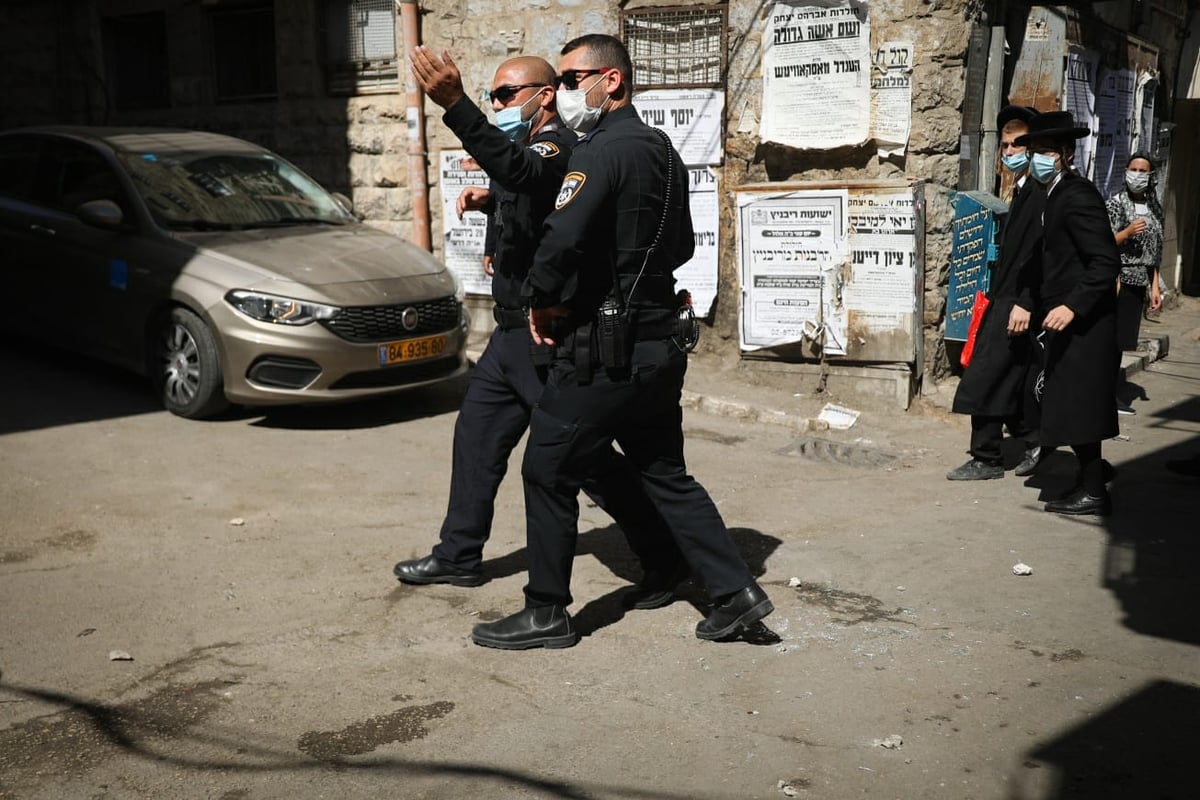 תיעוד: פקחים שהותקפו במאה שערים ורכבם הושחת - חולצו