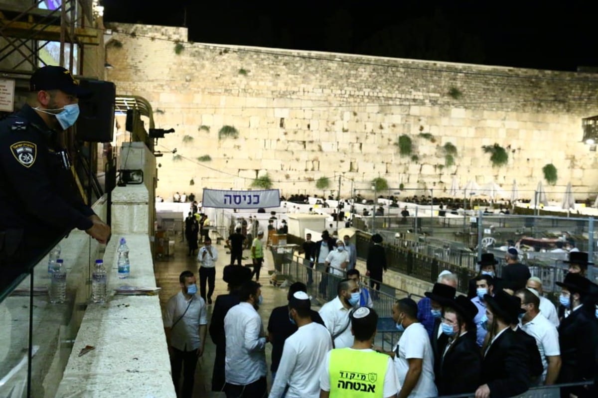 בצל ה'קורונה': אמירת הסליחות הראשונות ברחבת הכותל