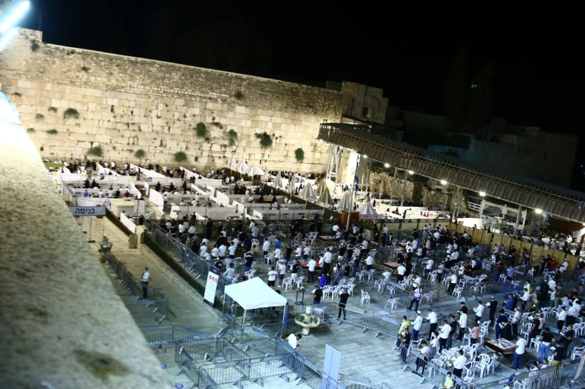 בצל ה'קורונה': אמירת הסליחות הראשונות ברחבת הכותל