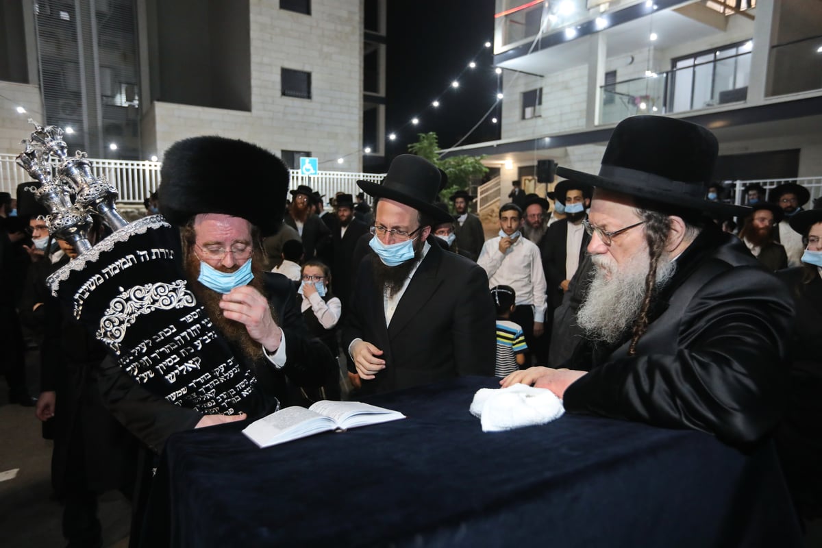 במודז'יץ הכניסו ספר תורה לבית המדרש החדש בטבריה