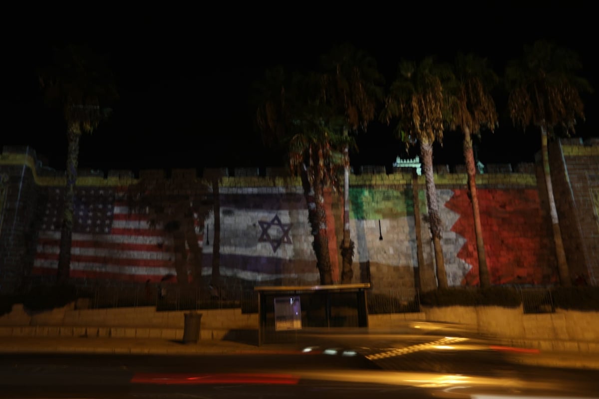 חומות העיר העתיקה הוארו בדגלי ישראל, ארה"ב, האמירויות ובחריין