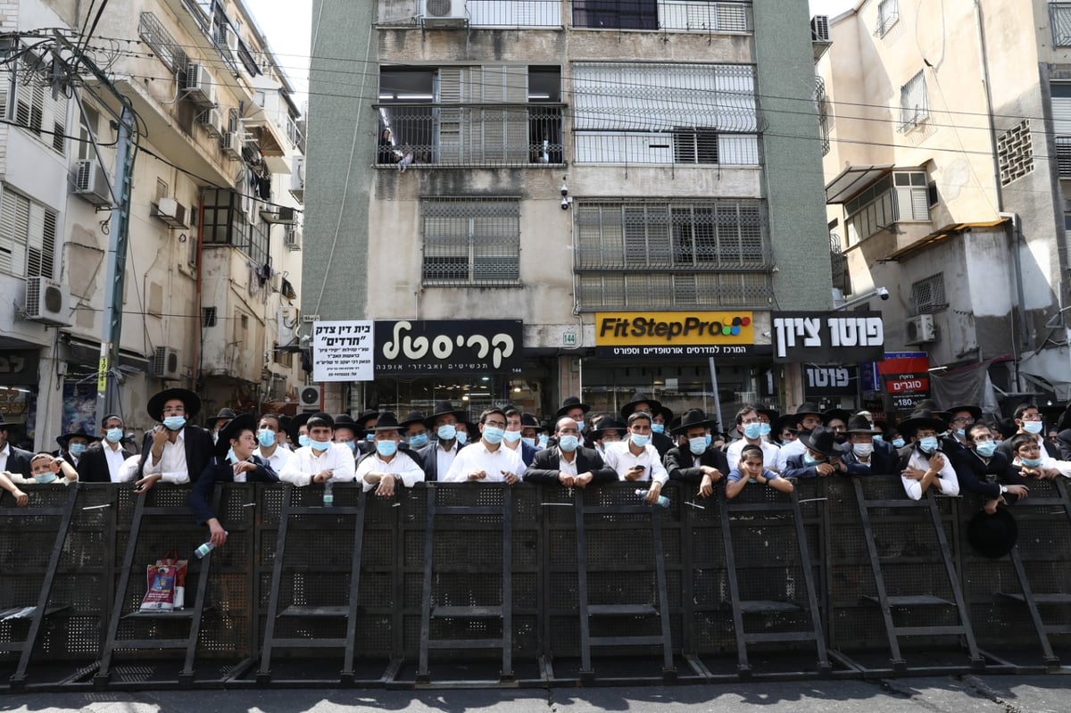 הגר"ש בעדני  פרץ בבכי בלווית רעיתו: "כזו צדיקה" • צפו