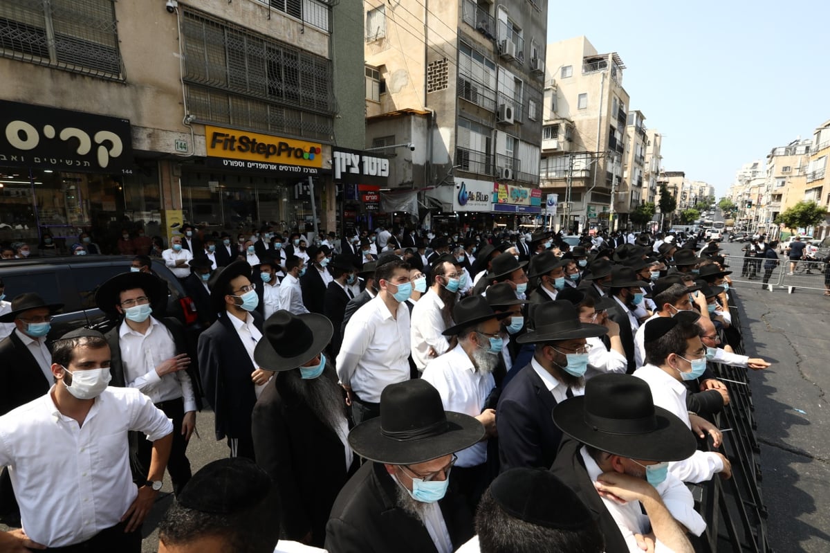 הגר"ש בעדני  פרץ בבכי בלווית רעיתו: "כזו צדיקה" • צפו