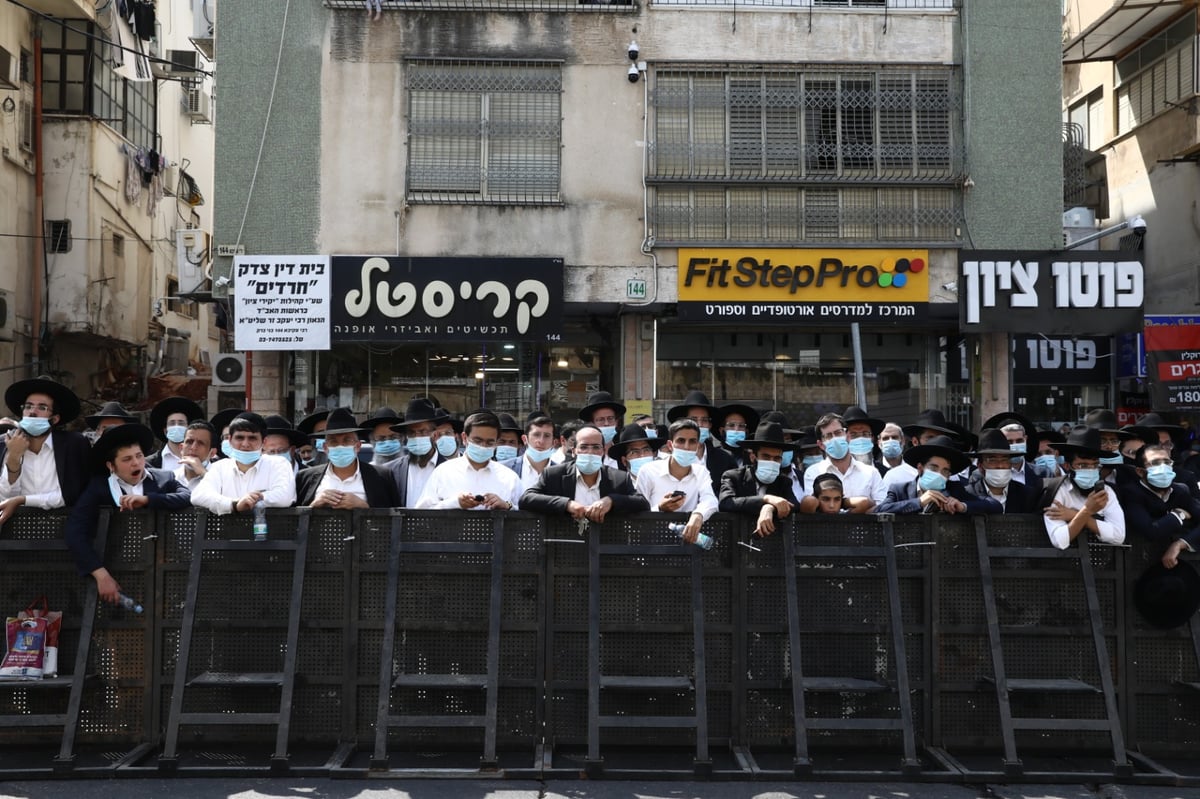 הגר"ש בעדני  פרץ בבכי בלווית רעיתו: "כזו צדיקה" • צפו