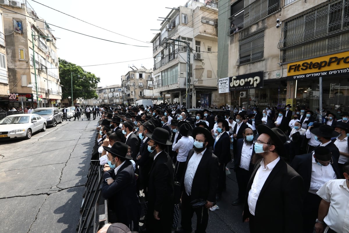 הגר"ש בעדני  פרץ בבכי בלווית רעיתו: "כזו צדיקה" • צפו