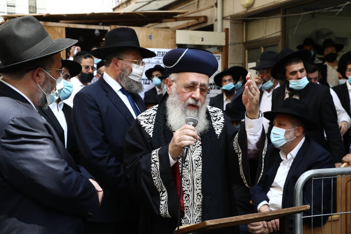 הגר"ש בעדני  פרץ בבכי בלווית רעיתו: "כזו צדיקה" • צפו