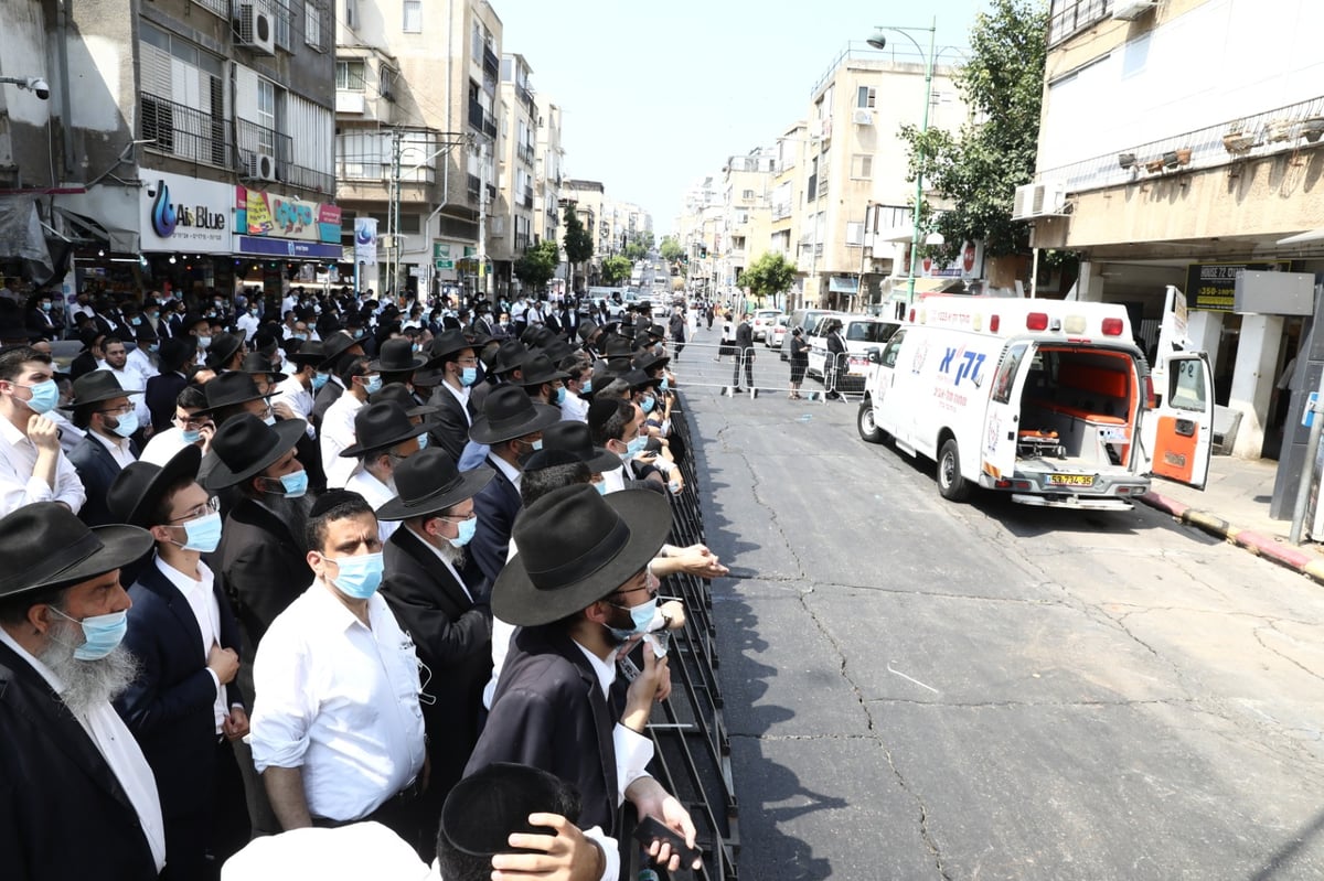 הגר"ש בעדני  פרץ בבכי בלווית רעיתו: "כזו צדיקה" • צפו