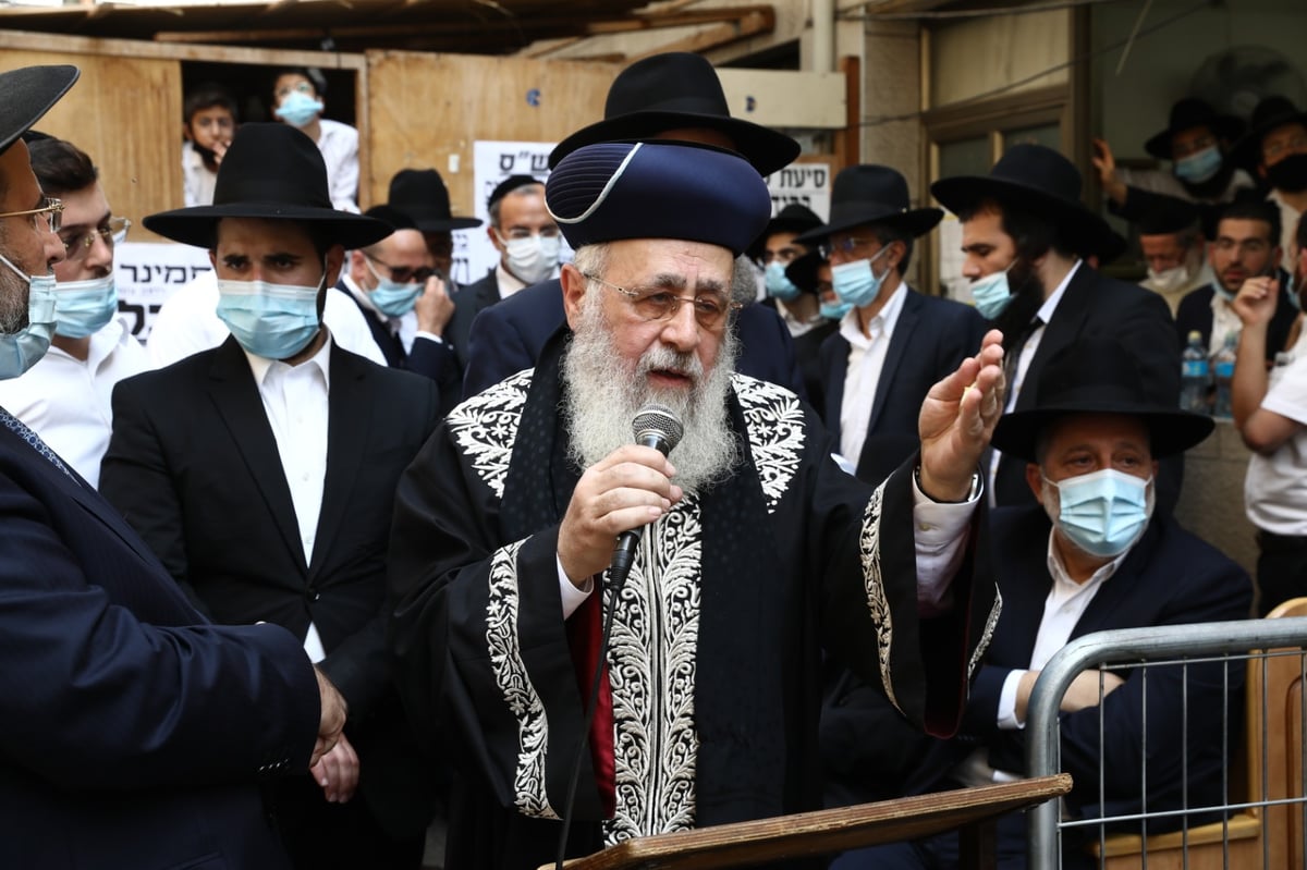 הגר"ש בעדני  פרץ בבכי בלווית רעיתו: "כזו צדיקה" • צפו