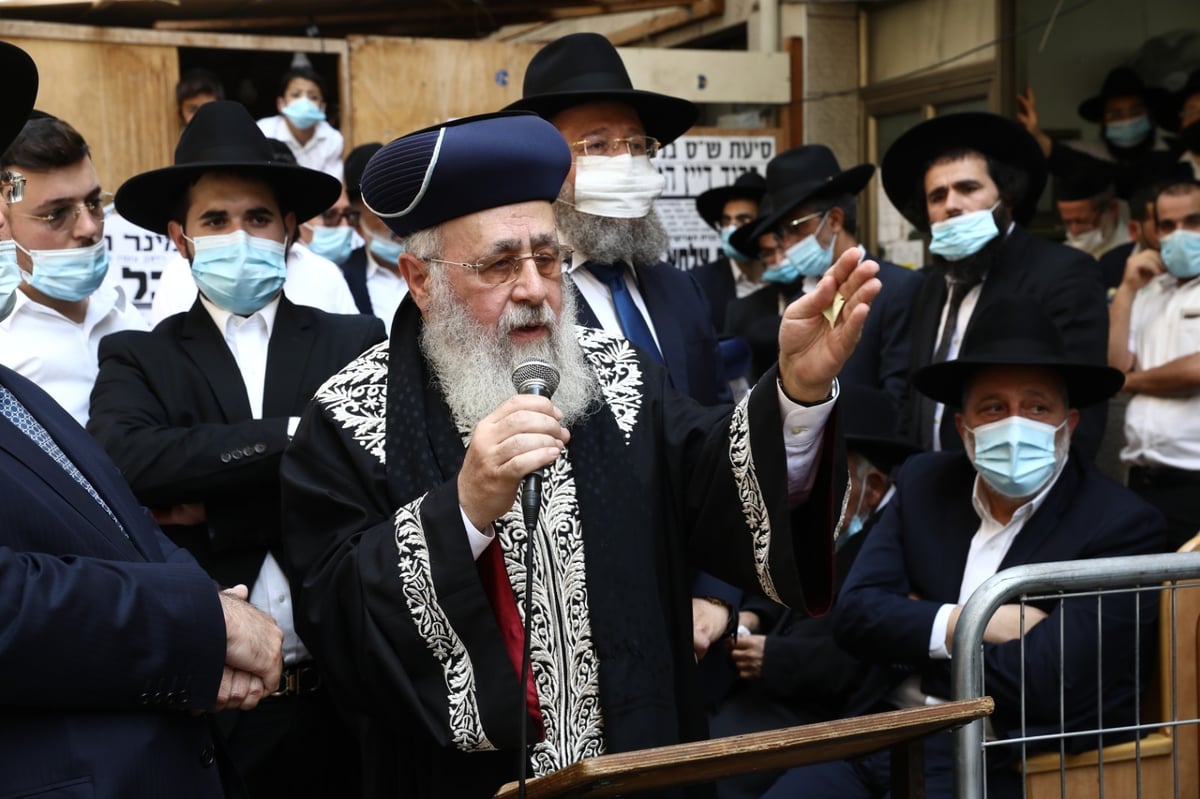 הגר"ש בעדני  פרץ בבכי בלווית רעיתו: "כזו צדיקה" • צפו