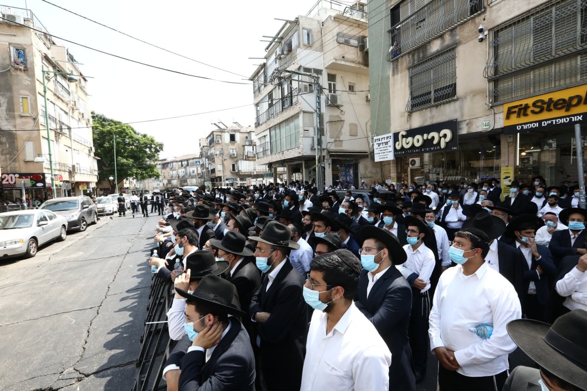 הגר"ש בעדני  פרץ בבכי בלווית רעיתו: "כזו צדיקה" • צפו