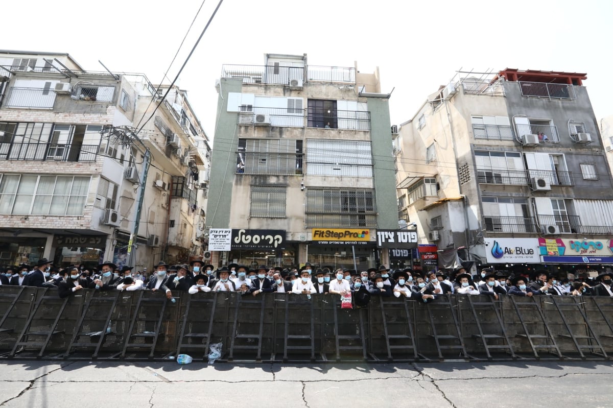 הגר"ש בעדני  פרץ בבכי בלווית רעיתו: "כזו צדיקה" • צפו