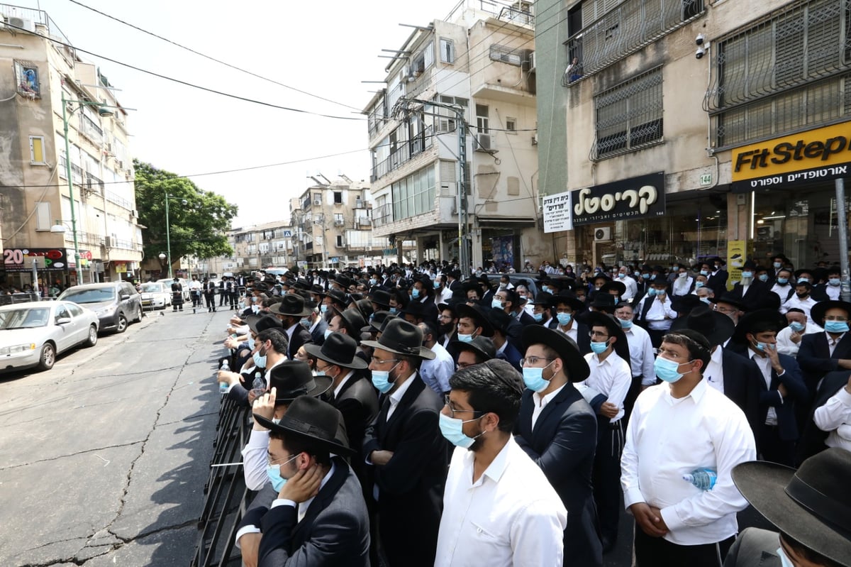 הגר"ש בעדני  פרץ בבכי בלווית רעיתו: "כזו צדיקה" • צפו