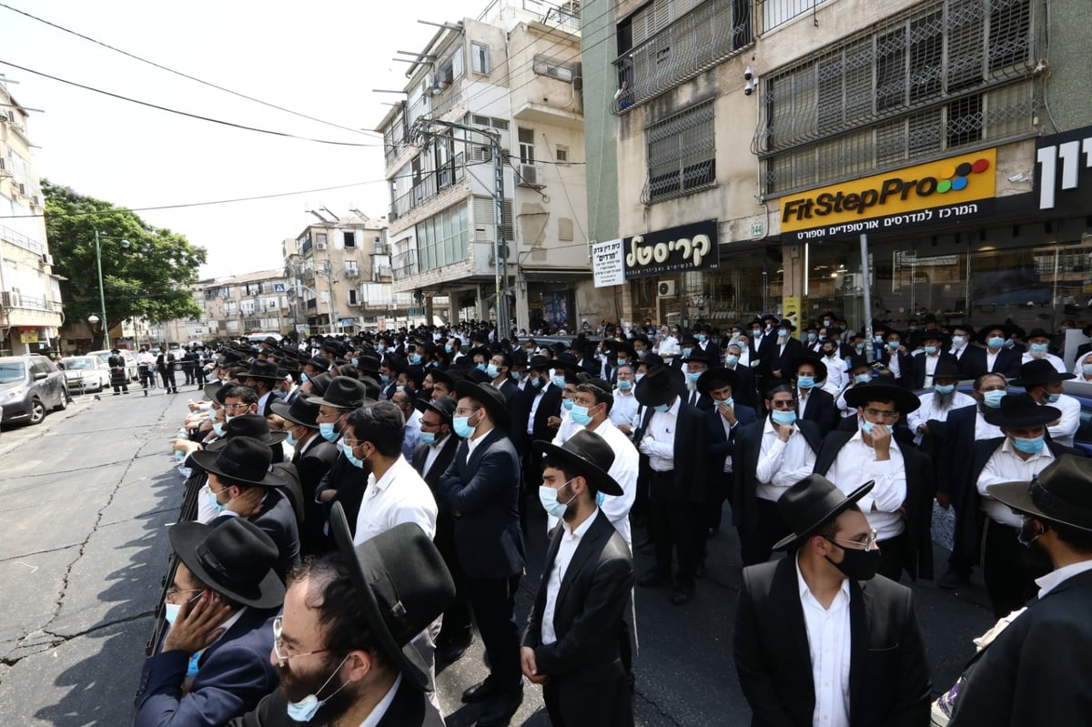 הגר"ש בעדני  פרץ בבכי בלווית רעיתו: "כזו צדיקה" • צפו