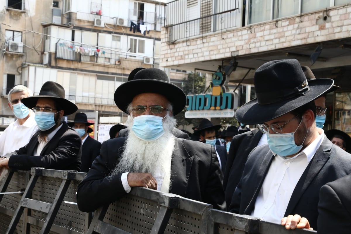 הגר"ש בעדני  פרץ בבכי בלווית רעיתו: "כזו צדיקה" • צפו